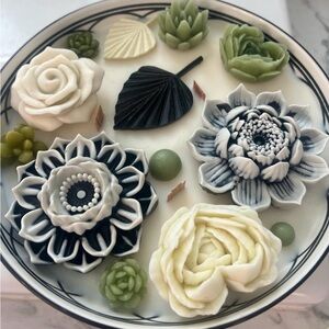 Floral Decorative Candle with Black and White Flowers (White Oak & Vanilla Scent